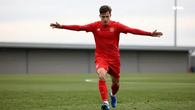 Colchester United are trying to arrange a weekend friendly for midfielder Ben Perry, who has been out for over a year, to...